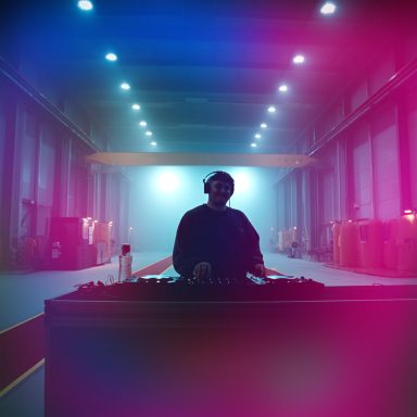 DJ legt Musik auf, Leute tanzen, Partystimmung.