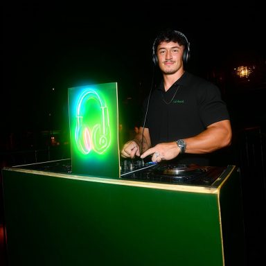 Junggesellinnenabschied-DJ mit Kopfhörern und Laptop.