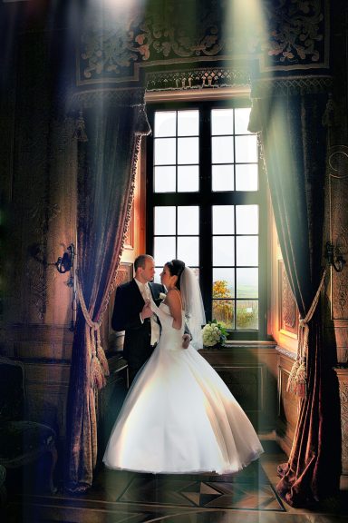 Braut und Bräutigam in einem luxuriösen Hochzeitssetting mit Sonnenschein und eleganter Dekoration. 

